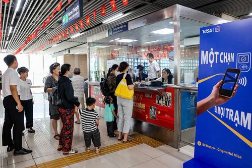 Toàn cảnh giao thông 10/10: Đa dạng phương thức soát vé, thuận tiện khi đi Metro