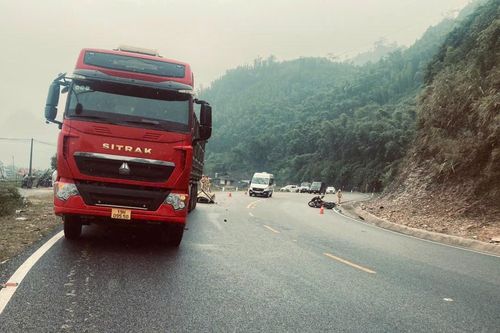 Phú Thọ: Ngã xe máy trên QL6, người phụ nữ bị xe tải cán tử vong