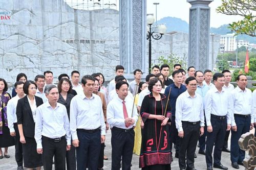 Phó Chủ tịch Quốc hội Nguyễn Thị Hồng dâng hương tưởng nhớ Chủ tịch Hồ Chí Minh tại Sơn La