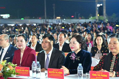 Phó Chủ tịch Quốc hội Nguyễn Thị Hồng dự khai mạc Lễ hội Cà phê Sơn La lần thứ II