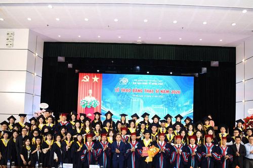 Đại học Kinh tế Quốc dân trao bằng thạc sĩ cho 912 học viên tốt nghiệp năm 2026