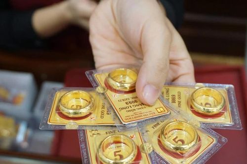Giá vàng trong nước vọt tăng, thêm tới 1,8 triệu đồng/lượng