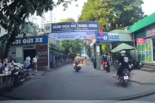 Trong một ngày, CSGT Hà Nội hai lần hỗ trợ đưa người bệnh đi cấp cứu