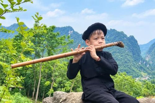 Cậu bé người dân tộc Nùng say tiếng sáo Mông