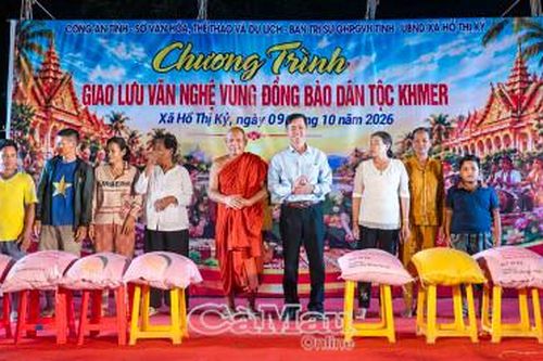 Giao lưu văn hoá, chăm lo đời sống đồng bào Khmer