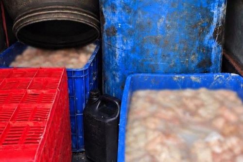 Tiến hành kiểm tra xe tải, cảnh sát phát hiện thứ 'kinh dị' trong 7 thùng phi