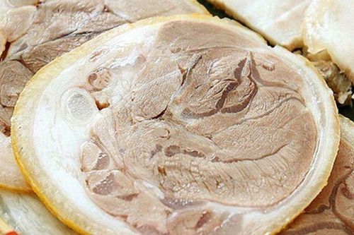 Luộc thịt chân giò hay bị thâm, miếng không đẹp, bếp trưởng nói: Phải làm thế này miếng nào cũng trắng thơm, thái đều tăm tắp