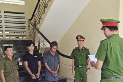 Khởi tố, bắt tạm giam 2 cha con cùng về tội 'mua bán trái phép chất ma túy'