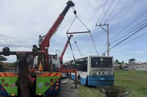 Xe khách mới mua trên đường chạy về nhà thì tông gãy cột điện, lật xuống mương