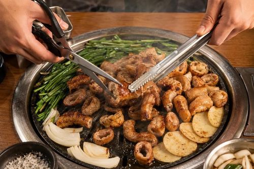Vì sao người Hàn Quốc chuộng lòng bò hơn lòng lợn?