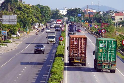 Vì sao container chen chúc trên quốc lộ 5, cao tốc Hà Nội – Hải Phòng vắng vẻ?