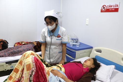 Số ca nghi ngộ độc sau khi ăn bánh mì vỉa hè ở Quảng Ngãi tăng lên 55 người