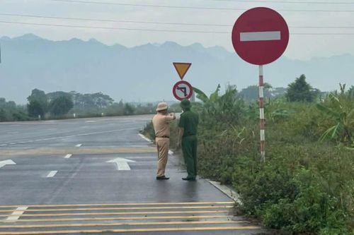 Cục CSGT vào cuộc, tháo dỡ biển báo giao thông bất hợp lý ở Ninh Bình