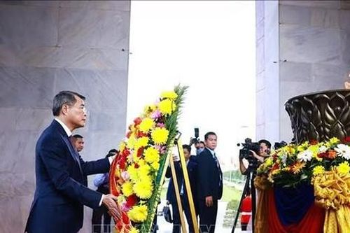 Thủ tướng Lê Minh Hưng tưởng niệm, tri ân tại các đài tưởng niệm ở Campuchia