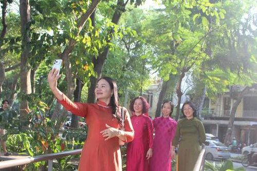Không gian nghệ thuật 'Dải lụa ký ức' hút khách check-in bên hồ Hoàn Kiếm