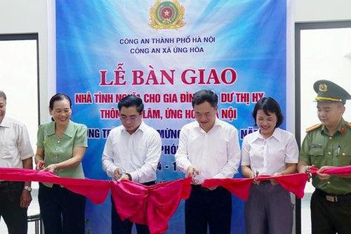 Công an xã Ứng Hòa bàn giao nhà tình nghĩa cho người khuyết tật