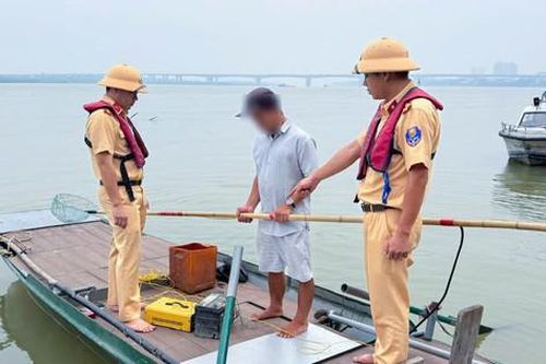 Xử phạt người đàn ông đánh cá bằng xung điện trên sông Hồng