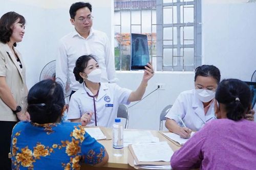 Nghệ An khám sàng lọc bệnh hô hấp miễn phí cho hơn 2.000 người cao tuổi