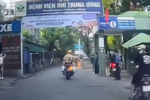 CSGT Hà Nội liên tiếp nhận lời cầu cứu, mở đường đưa người bệnh đi viện
