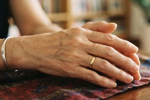 Sau tuổi 60, da tay nhăn, nổi gân: Cách nào cải thiện?