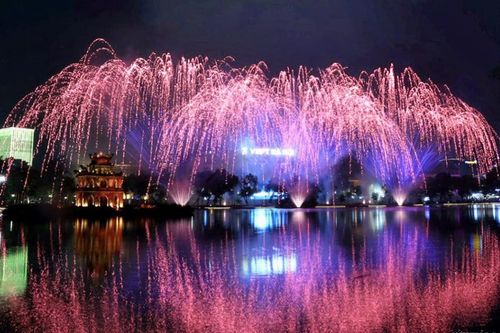 Bầu trời Hà Nội rực rỡ trong màn pháo hoa đặc biệt mừng ngày 10/10