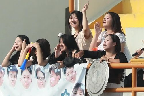 Những cổ động viên đáng yêu trên khán đài bóng đá học sinh Hà Nội