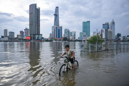 Triều cường bủa vây, người TP.HCM khó đặt đồ ăn, dùng xuồng đi lại