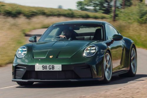 Chủ xe bất ngờ vì Porsche 911 sử dụng ắc-quy từ BYD