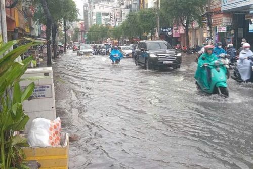 Triều cường còn lên cao ngày 11-12.10: Những khung giờ cần chú ý khi ra đường