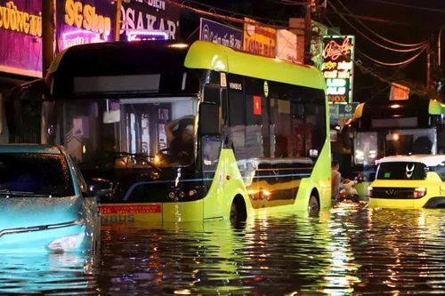 Thành phố Hồ Chí Minh chật vật vì ngập úng