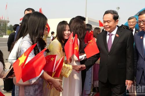 Chủ tịch Quốc hội Trần Thanh Mẫn đến thủ đô Bắc Kinh, bắt đầu thăm chính thức Trung Quốc