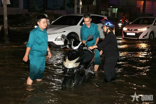 Dân quân hỗ trợ người dân ứng phó triều cường ở Cần Thơ
