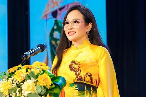 Nhà thiết kế Nguyễn Lan Vy đón nhận thử thách mới, chung tay giữ gìn nét đẹp tà áo dài