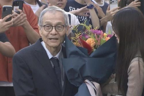 Đạp xe đi chợ, giáo sư Nhật Bản bất ngờ biết tin trở thành chủ nhân Nobel Hóa học