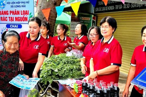 Trao hơn 300 bộ áo dài cho phụ nữ khó khăn