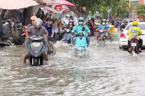 TPHCM: Triều cường vượt báo động 3, nhiều tuyến đường ngập sâu