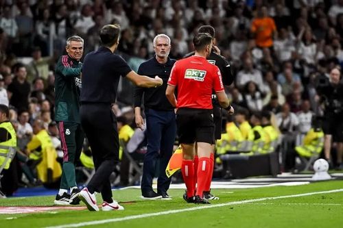 Học trò bị thẻ đỏ, HLV Real Madrid bỏ họp báo