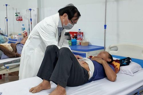Bộ Y tế chỉ đạo xử lý vụ 18 người nhập viện sau ăn bánh mì ở Quảng Ngãi