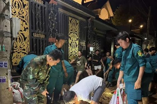 Bộ đội, dân quân thức trắng đêm dọn bùn đất, giúp dân ứng phó mưa ngập ở Đồng Nai