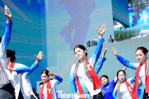 Giới trẻ Thủ đô bùng nổ 'Bước nhảy Tôi yêu Tổ quốc tôi - Tự hào Thanh niên Việt Nam'