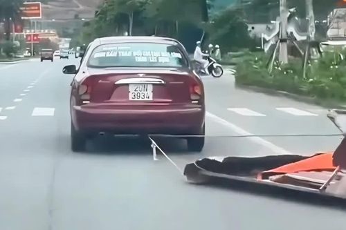 CLIP: Ô tô kéo lê mái tôn giữa đường ở Quảng Ninh
