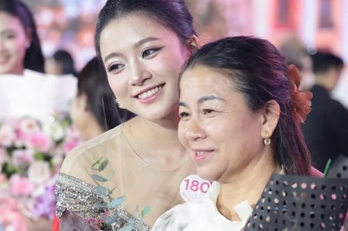 Phụ huynh nói con gái thi Hoa hậu Việt Nam như học 'cao học'