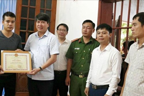 Truy tặng giấy khen cho người dũng cảm quên mình cứu hai cháu nhỏ đuối nước