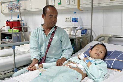 Cậu bé người Mông mắc bệnh 'đặc biệt', ông ngoại bán trâu, ăn bánh mì chăm cháu