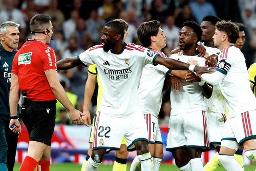 Rudiger chật vật ngăn Vinicius tấn công trọng tài