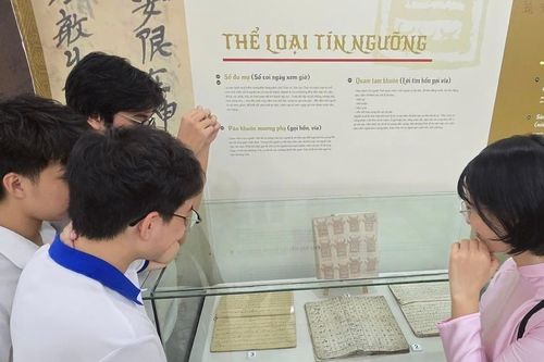 Từ những trang sách phủ bụi, 5 học sinh Hà Nội dạy AI đọc chữ Thái cổ