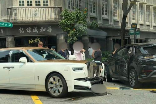 Rolls-Royce Phantom bung cản trước, rơi biển số sau khi va chạm với xe BYD