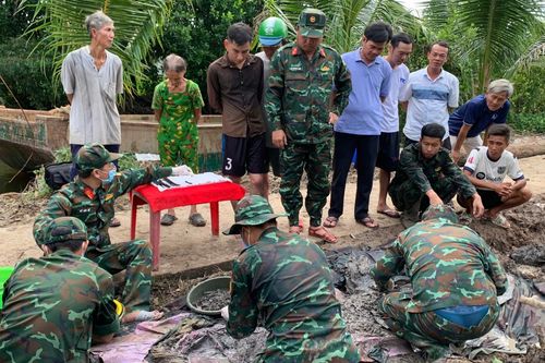 Đào tìm quanh trường học bỏ hoang, phát hiện 3 bộ hài cốt liệt sĩ