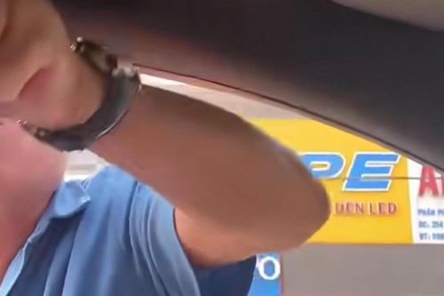 Công an vào cuộc vụ người đàn ông chặn đầu ô tô, véo mũi, tát tài xế ở Hà Nội