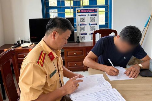 Danh tính nam tài xế lái ô tô kéo lê khung sắt, tấm tôn trên đường ở Quảng Ninh